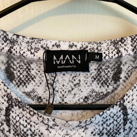 boohooMAN size medium basic tee in python pattern graphics - Picture 3 of 4
